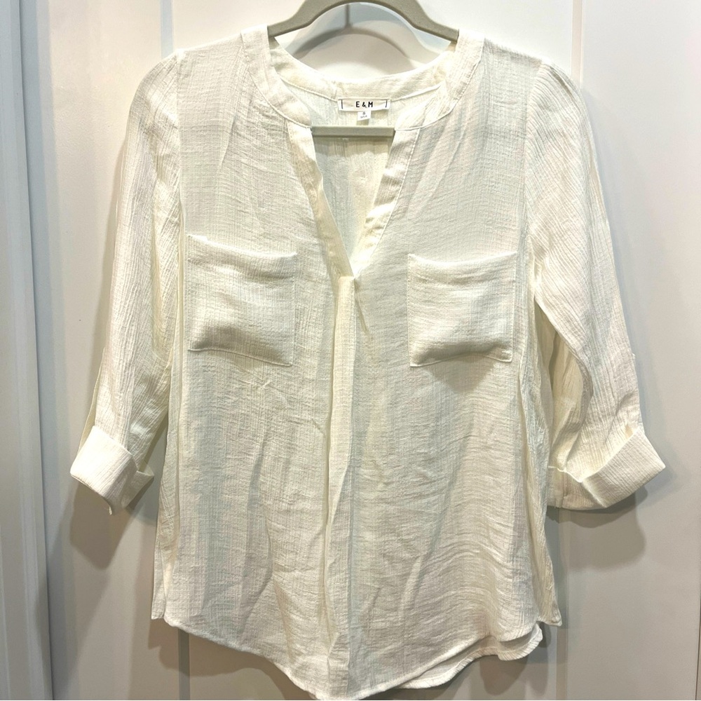 E & M White Crinkle Tunic Size Small Roll Tab Sleeves‎ Lightweight Button Detail